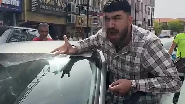 Trafik polisinin üzerine otomobil süren sürücü ile babasına 28 bin lira ceza yazıldı
