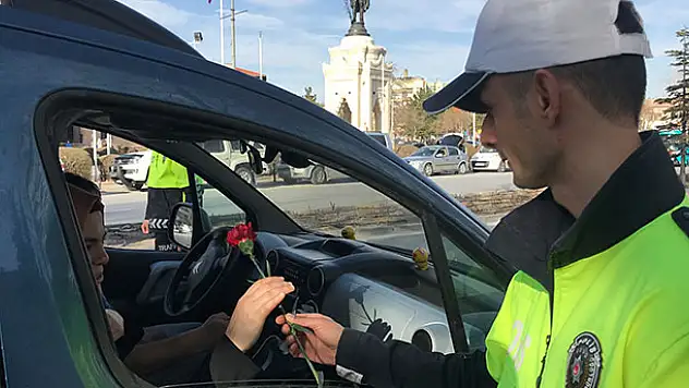 Trafik polisleri kadın sürücü ve yolculara karanfil dağıttı