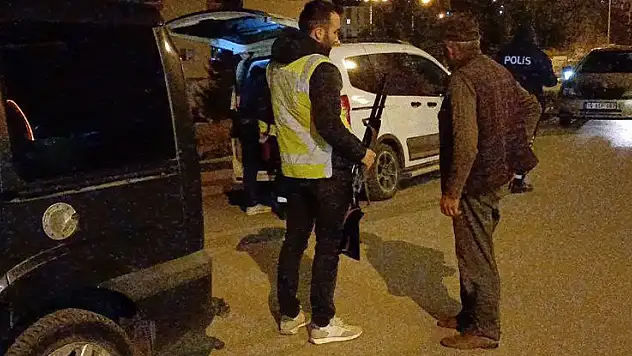 Trafik polislerinin şüphelendiği araçta tüfek ele geçirildi