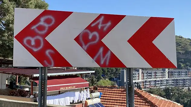 Trafik ve yönlendirme levhaları aşıkların karalama tahtası oldu