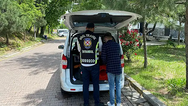 Trafikte aracını motosikletlinin üzerine süren sürücüye ceza yağdı
