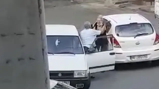 Trafikte bir kadın kendisine saldıran şahsı dövdü! İşte o anlar
