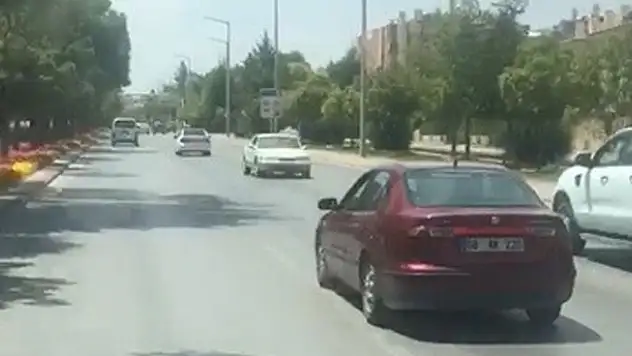 Trafikte geri geri giden araç sürücü cezadan kaçamadı