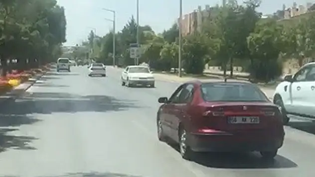 Trafikte geri geri giden otomobili görenler şaşkına döndü