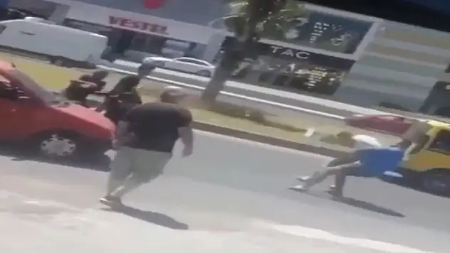 Trafikte güreşçi olduğunu bilmediği kişiye yumruk atan adam, hastaneye kaldırıldı