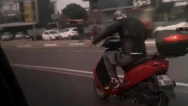 Trafikte ilginç anlar! Motosikletini kamçılayan adam...