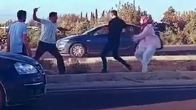 Trafikte kavga: Otobüs şoförü, otomobil sürücüsüne bıçakla saldırdı
