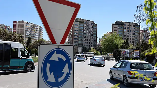 Trafikte önem taşıyan, sürücüler tarafından çok bilinmeyen levha: 'Yol ver'
