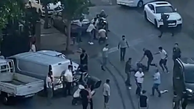 Trafikte sopa, muşta ve bıçaklı kavga kamerada 3 yaralı

