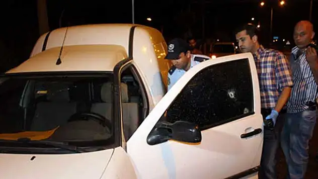 Trafikte takibe aldığı şahsı silahla vurup kaçtı
