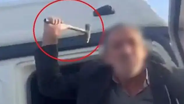 Trafikte tartıştığı adama çekiç ile saldırdı
