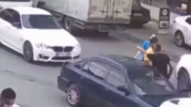 Trafikte yumruklu kavga kamerada