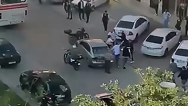 Trafikteki tartışmada eşinin yanında bıçakla saldırıp, otomobilinin camlarını kırdılar