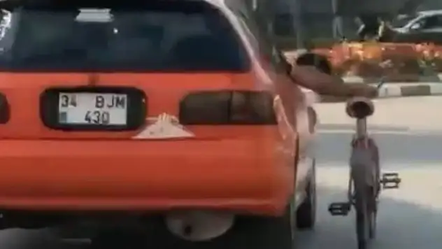 Trafiktekiler şaşkına döndü, ilginç yolculuk kameraya yansıdı
