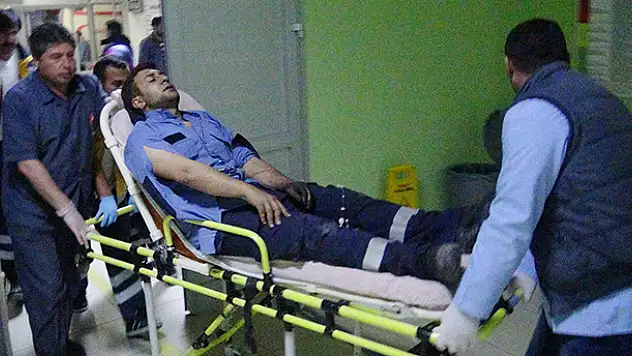 Trafoaki arızayı tamir ederken pano patladı : 2 yaralı
