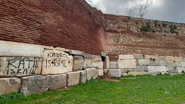 Trajikomik protesto...2 bin yıllık surlara İsrail'in zulmünü kazıdılar
