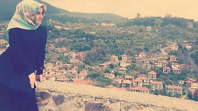 Traktör, dere yatağına devrildi 2 çocuk annesi öldü