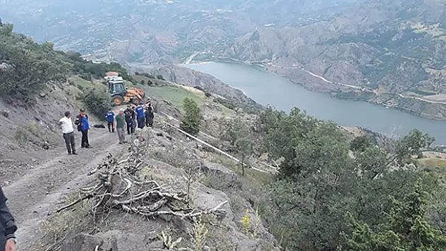 Traktör uçuruma yuvarlandı, bir aile yok oldu