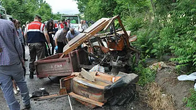 Traktörle tanker çarpıştı: 3 ölü