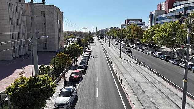 Tramvay hattı çalışması kapsamında olan o cadde trafiğe açıldı