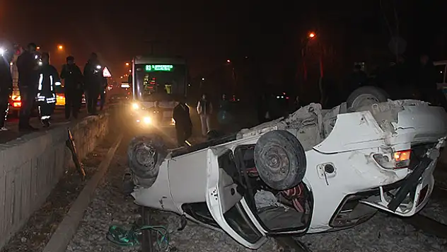 Tramvay hattına uçan otomobilde sıkıştı