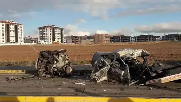 Tramvay yolundaki direğe çarpan otomobil ikiye bölündü: 1 ölü, 3 yaralı

