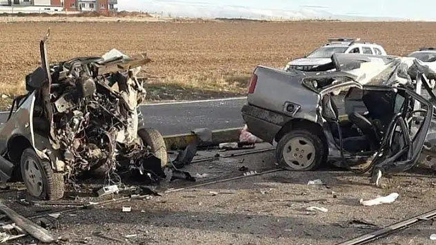 Tramvay yolundaki direğe çarpan otomobil ikiye bölündü: 1 ölü, 3 yaralı


