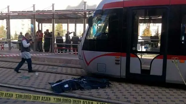 Tramvayın altında kalan şahıs öldü
