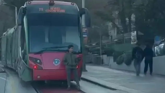 Tramvayın arkasına tutunarak yolculuk eden çocuk yürekleri ağıza getirdi