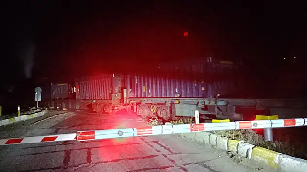 Tren arızası nedeniyle hemzemin geçitte ulaşım kapandı
