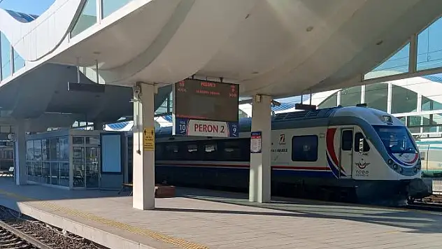 Tren bileti bulmak neredeyse imkânsız hale geldi, sefer sayıları yetmiyor
