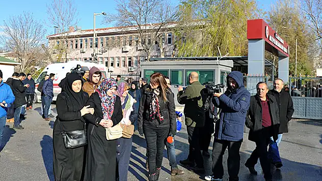 Tren kazası sonrası Adli Tıp Kurumu önünde acı bekleyiş