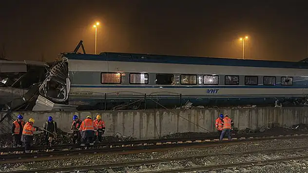Tren kazasındaki vagonların enkazı kaldırıldı