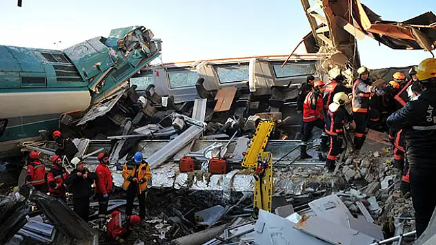 Tren kazasıyla ilgili 3 kişi gözaltına alındı