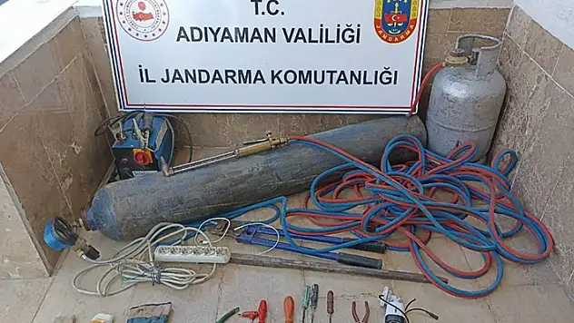 Tren raylarını çalmaya çalışırken yakalandılar
