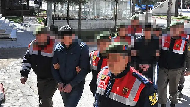 Tren yolu cinayetinin zanlıları adliyeye çıkarıldı