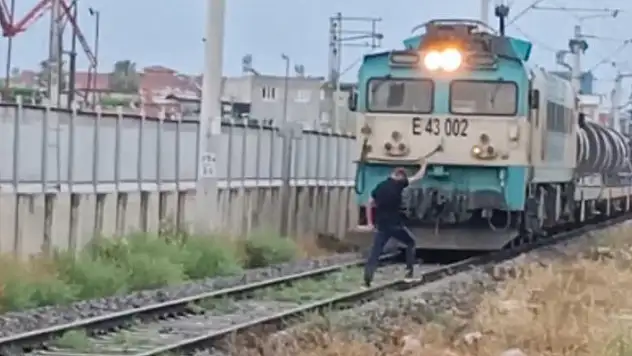 Treni görünce demiryoluna çıkıp bekledi, makinist güçlükle durabildi
