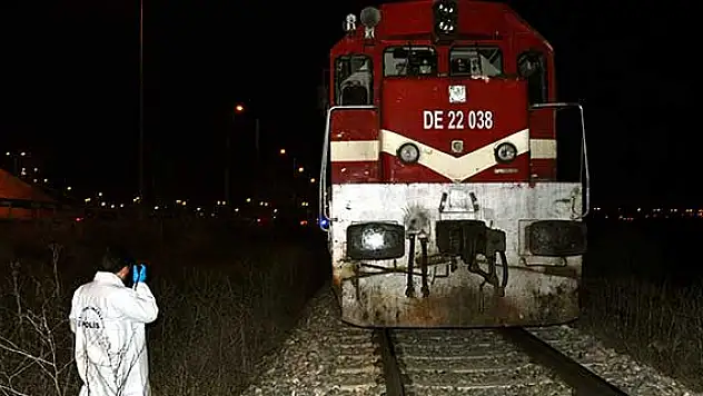 Trenin çarptığı motosikletteki 2 kişi öldü