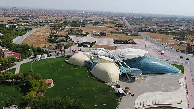 Tropikal kelebek bahçesi ziyaretçilerine kapılarını açtı
