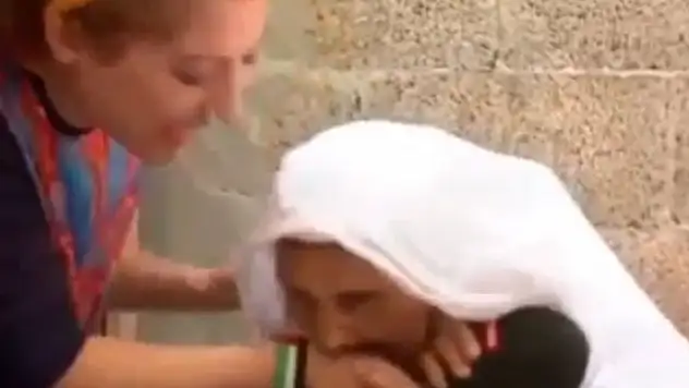 TRT muhabirini ısıran nine sosyal medyayı salladı