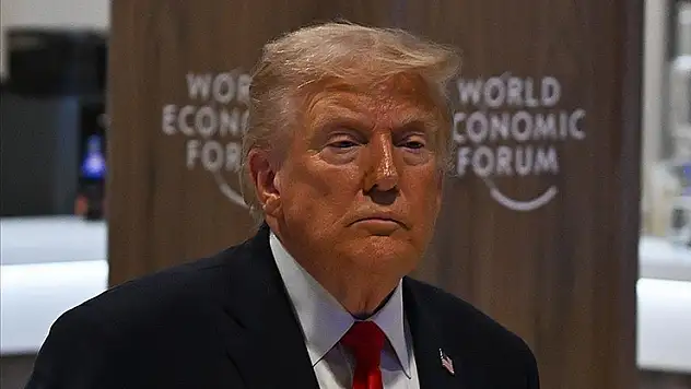Trump, Avrupa ülkelerine yönelik yürürlüğe girmesi planlanan gümrük vergilerini durdurdu