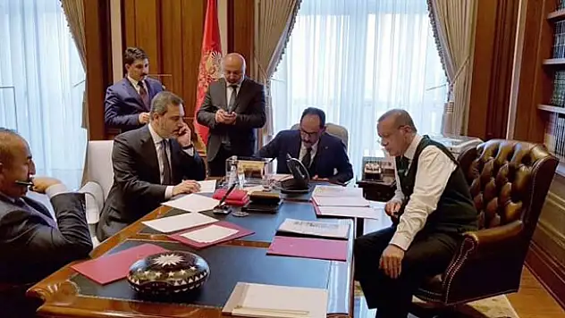 Trump görüşmesi sırasında odadaki o sancağın sırrı