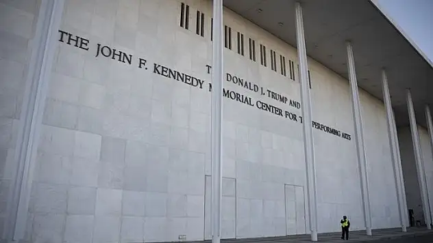 Trump, kendi adını verdiği Kennedy Center'ın tadilat nedeniyle 2 yıl süreyle kapatılacağını açıkladı