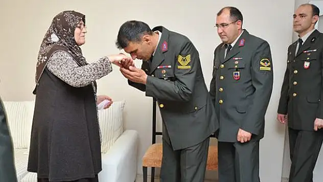 TSK'dan 4 oğlu da asker olan anneye sürpriz