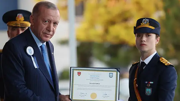 TSK tarihinde ilk: Bu yıl Kara, Hava ve Deniz Harp Okullarının birincileri kadın teğmenler oldu
