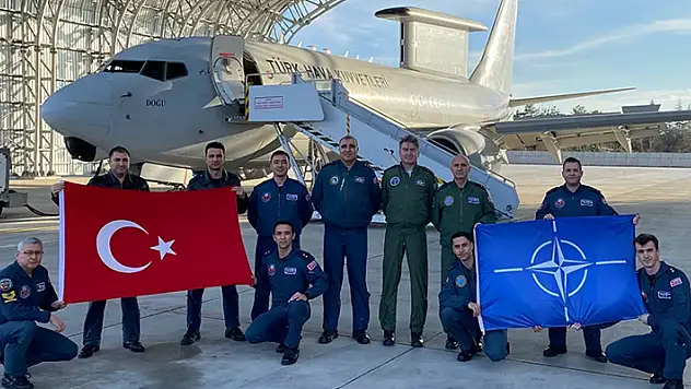 TSK'ya ait iki uçak NATO ülkesinin hava sahasında ilk defa silah kontrol görevi yaptı

