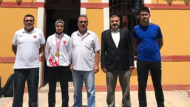 TSYD'den başarılı sporcuya ödül