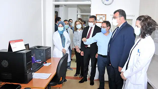 TÜBİTAK Başkanı Prof. Dr. Mandal, SÜ'de yürütülen aşı çalışmaları hakkında bilgi aldı
