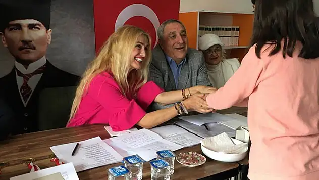 Tuğba Özay Konya'da babasının adına düzenlenen şiir yarışmasına katıldı
