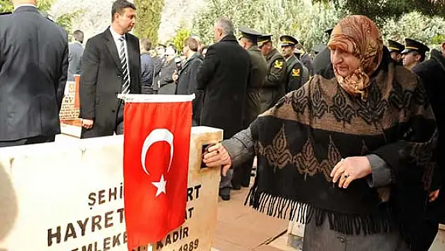 Tuğgenerali duygulandıran kabir ziyareti